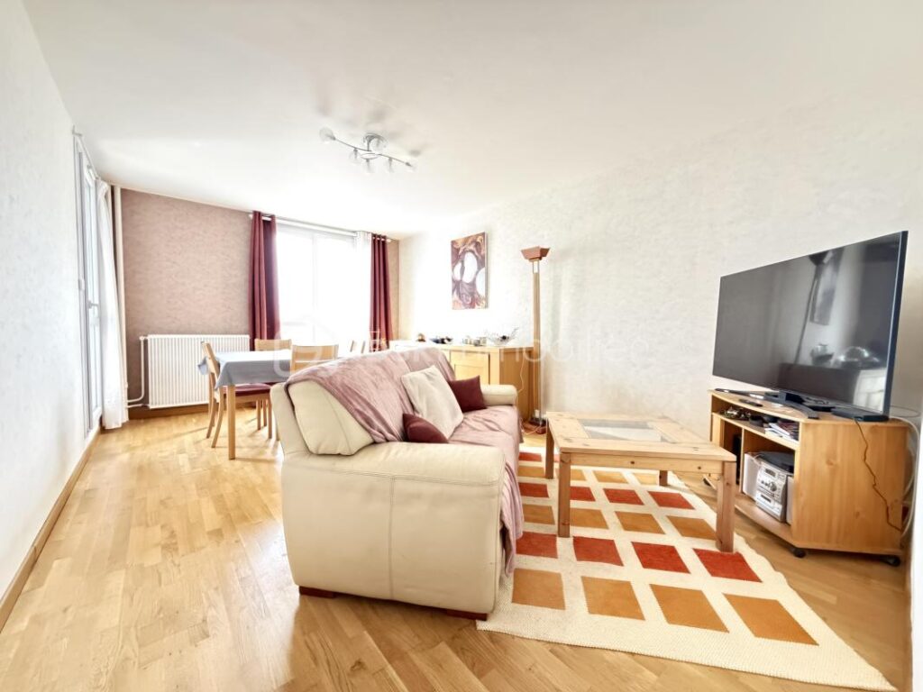 Bel appartement spatieux de 73m2 avec loggia – 3 pièces – 2 chambres – 73 m²