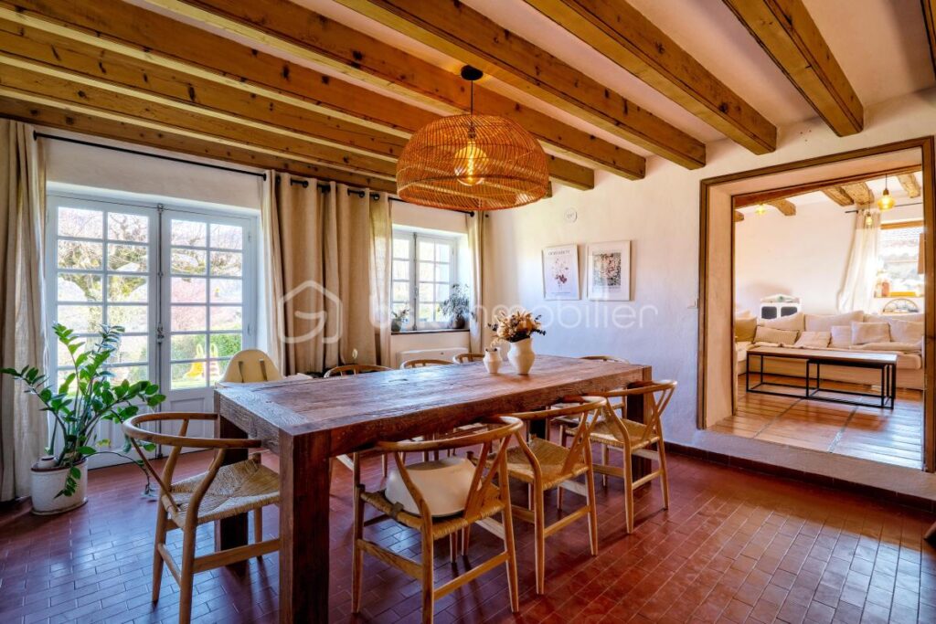 Maison de caractère de 170m2 sur un terrain de 2370m2 – 6 pièces – 4 chambres – 168 m²