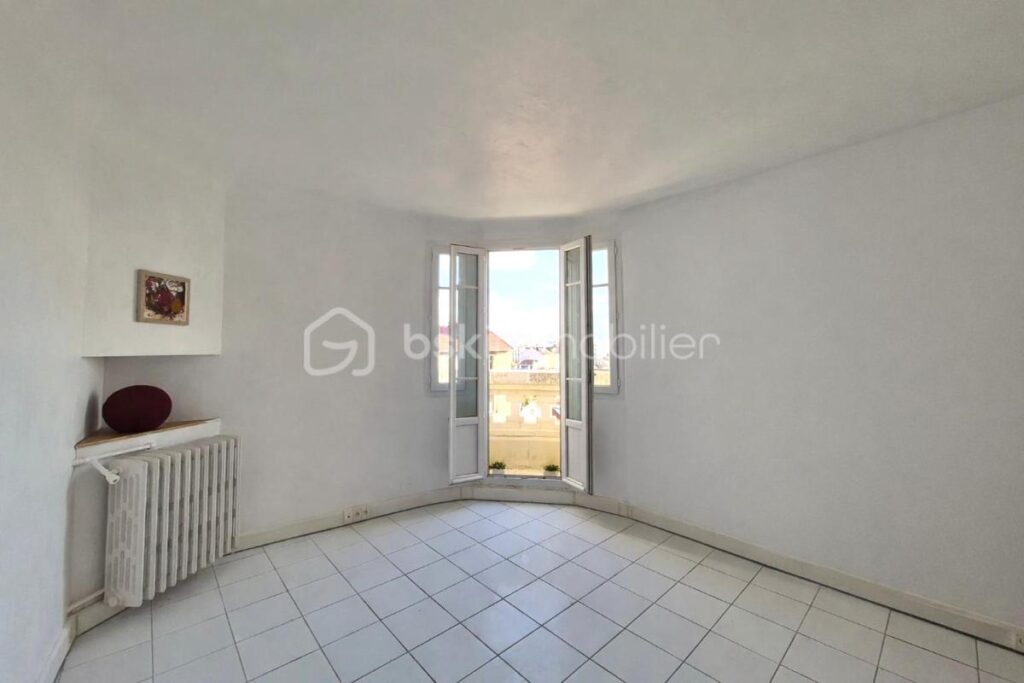 DERNIER ETAGE AVEC BALCON ET VUE SPECTACULAIRE SUR PARIS ET LA DEFENSE – 3 pièces – 2 chambres – 59 m²