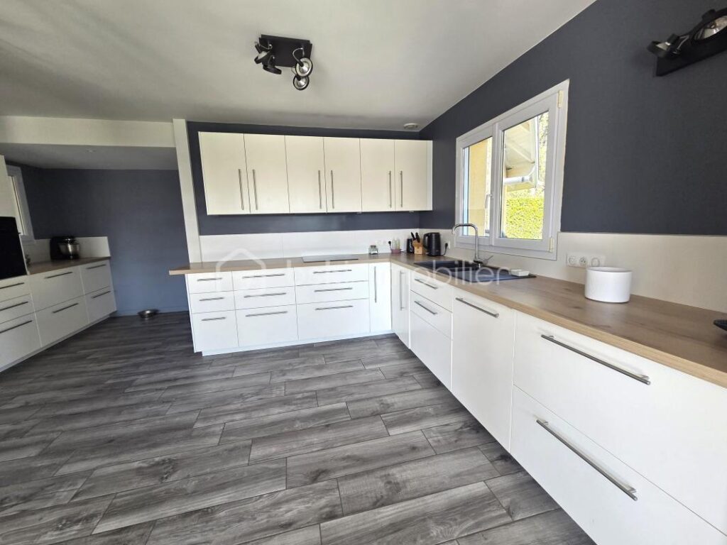 Villa contemporraine 490 000 € – 7 pièces – 5 chambres – 161 m²