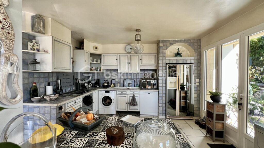 COUP DE CŒUR pour une villa individuelle à Vence Sud. Vue mer. Terrain piscinable – 4 pièces – 3 chambres – 135 m²