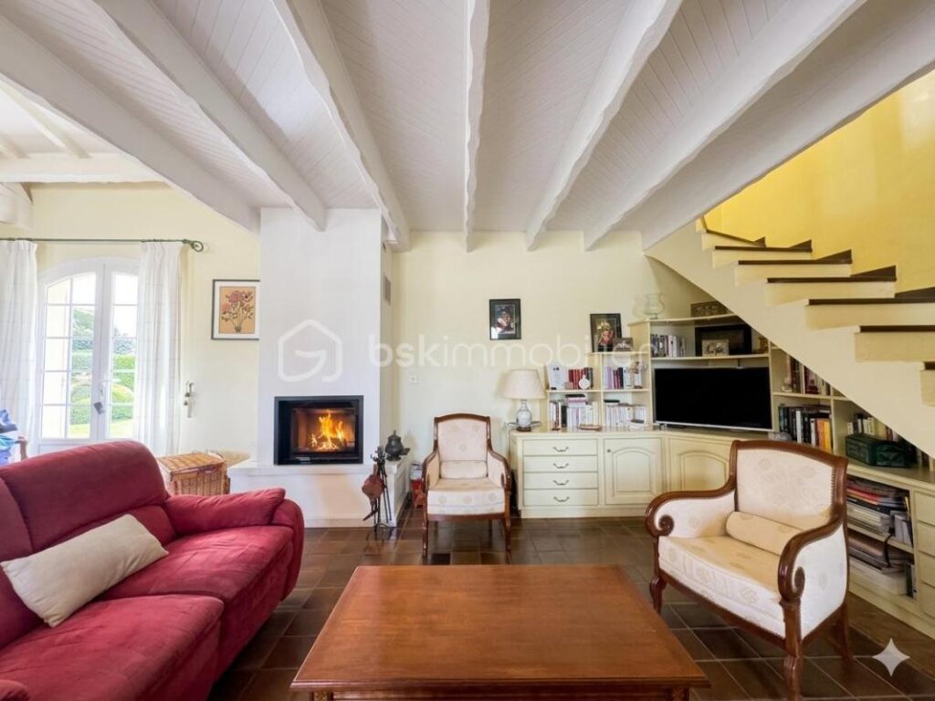 Propriété d’exception 5 chambres piscine terrain de 6800 m2 – 6 pièces – 5 chambres – 174 m²