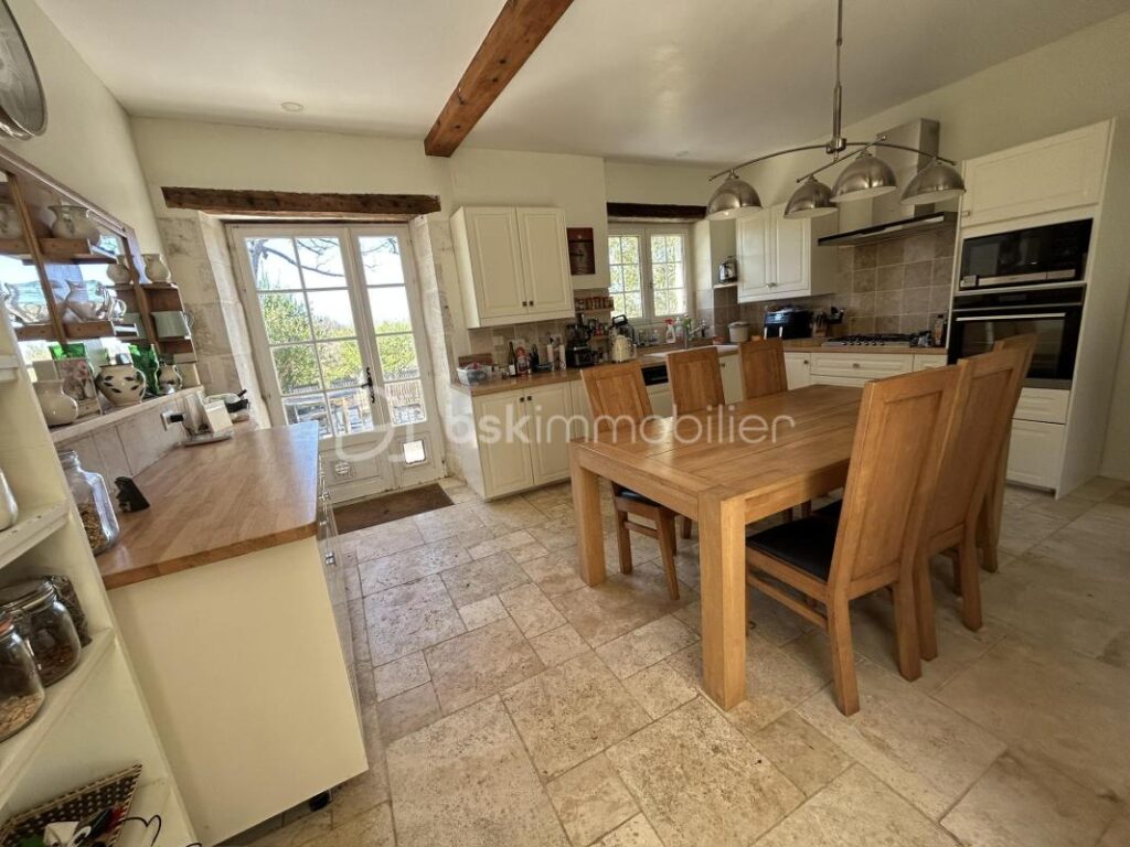 JOLIE MAISON EN PIERRES – TERRAIN – DEPENDANCES – 7 pièces – 5 chambres – 216 m²