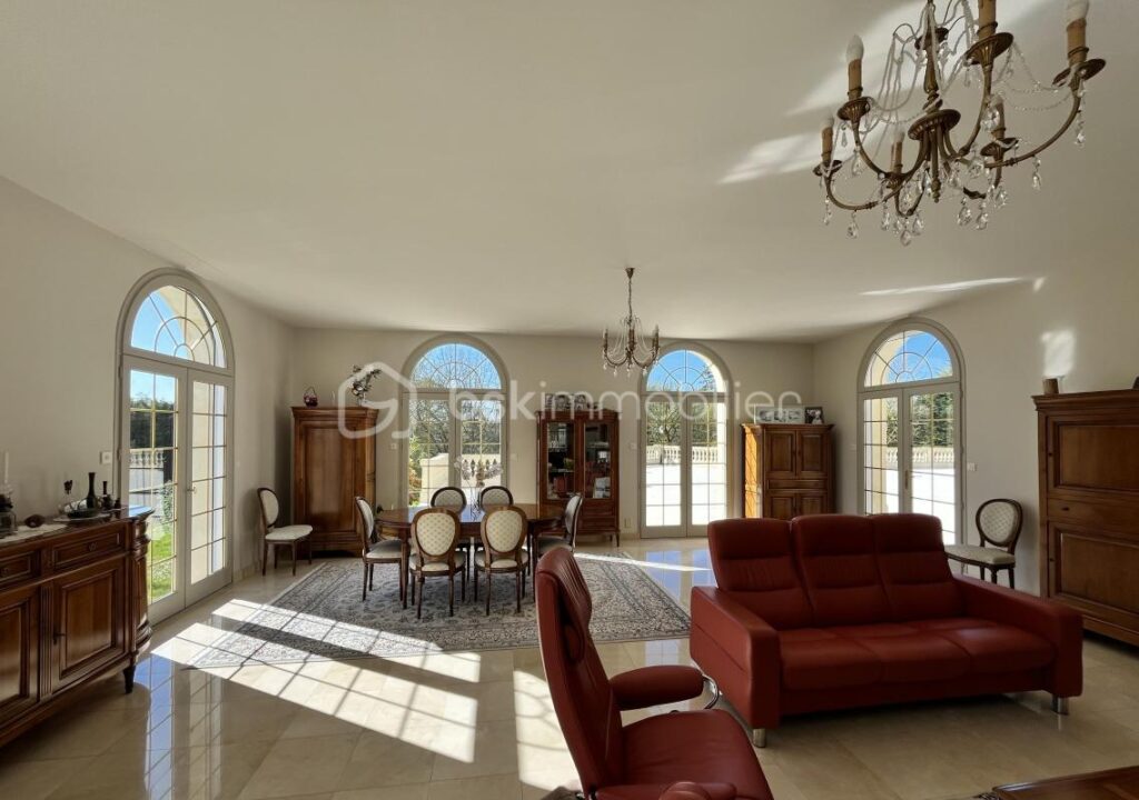 PROPRIETE D’EXCEPTION 483m2 sur un PARC DE 1,4H – 12 pièces – 8 chambres – 483 m²