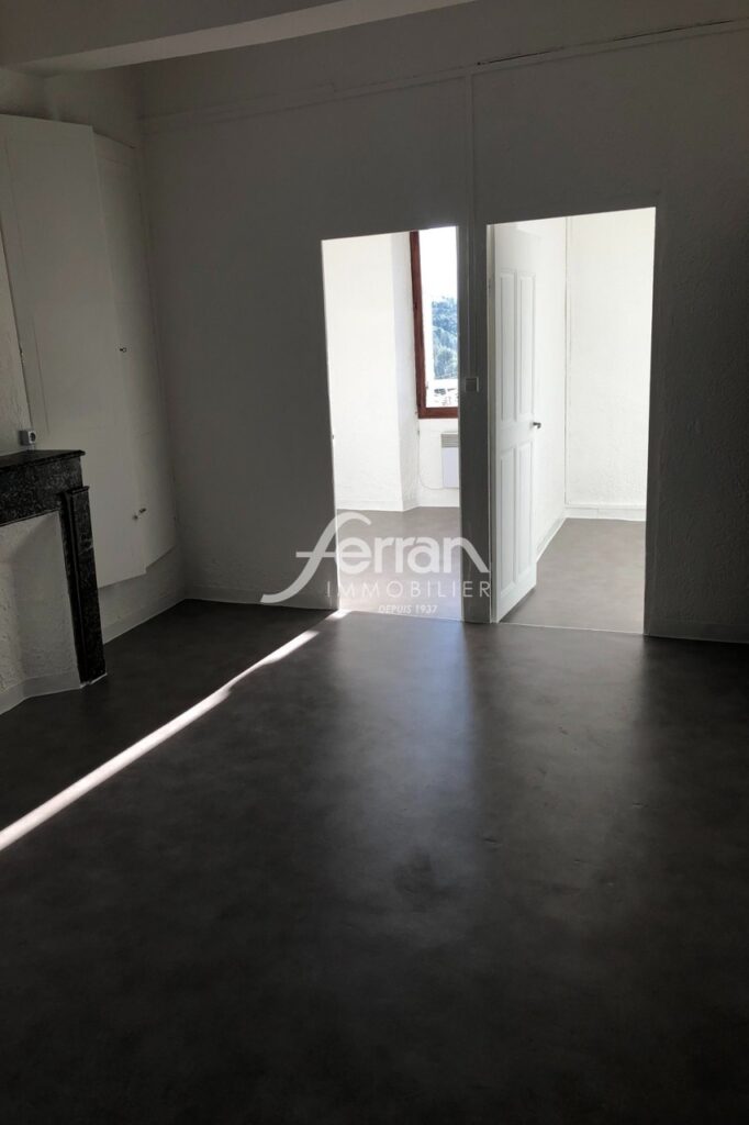 A LOUER TYPE 2 à CALLAS – 2 pièces – 1 chambre – 40.00 m²