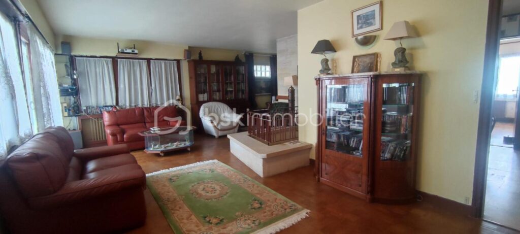 Maison Rare aux Volumes Exceptionnels de 230 M² – 8 pièces – 4 chambres – 230 m²