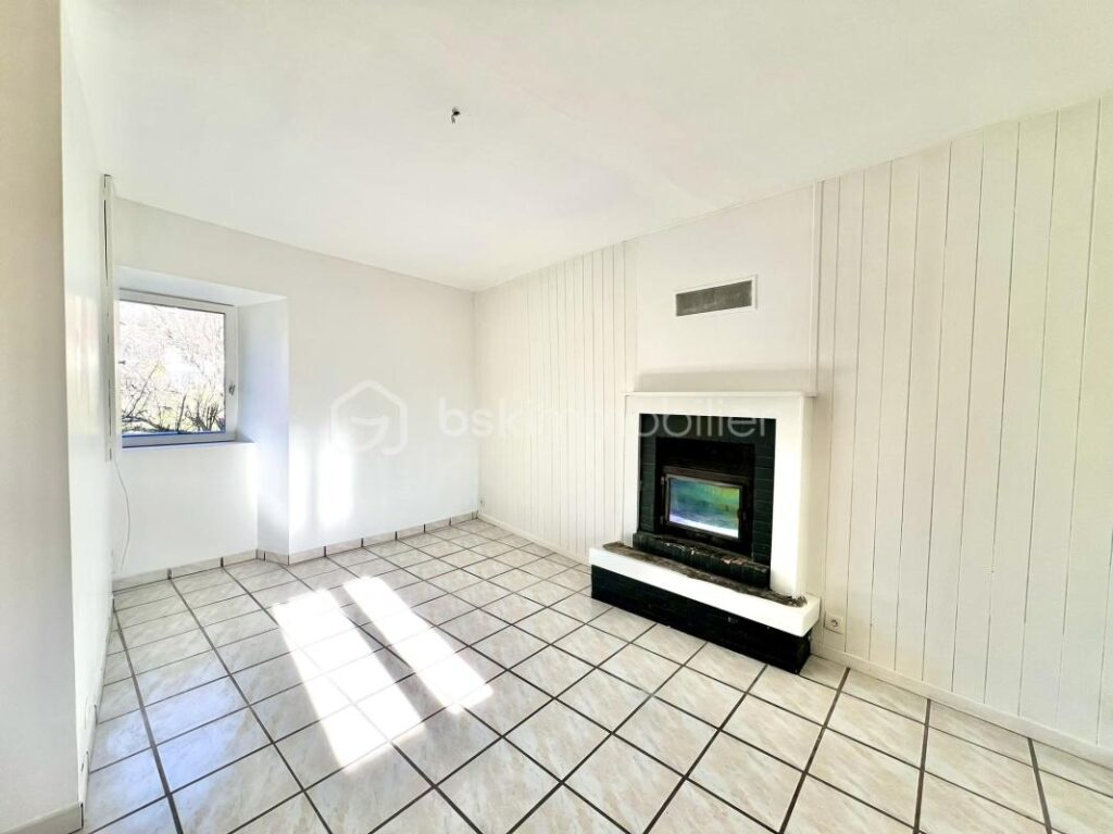 Charmante maison en pierres avec jardin – THEYS – 4 pièces – 2 chambres – 50 m²