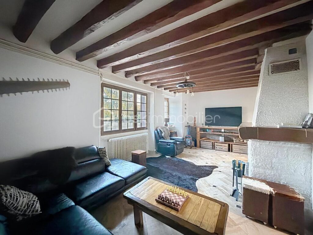 Maison Briarde de Caractère • 173 m² habitables • 2 200 m² de terrain • Entièrement rénovée – 7 pièces – 5 chambres – 173 m²