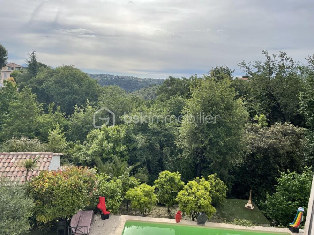 Maison d&rsquo;artiste à Saint Paul de Vence : un écrin de créativité et de sérénité – 7 pièces – 5 chambres – 312 m²
