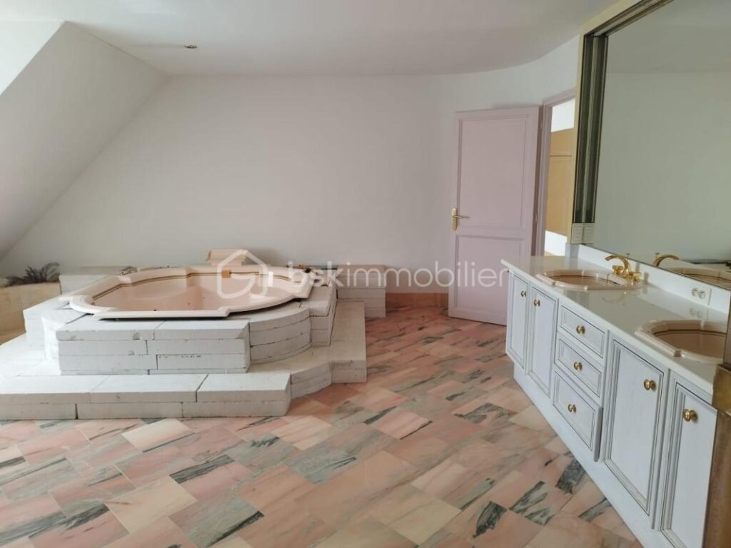 belle demeure de 420 m² sur grand terrain avec piscine – 11 pièces – 6 chambres – 422 m²