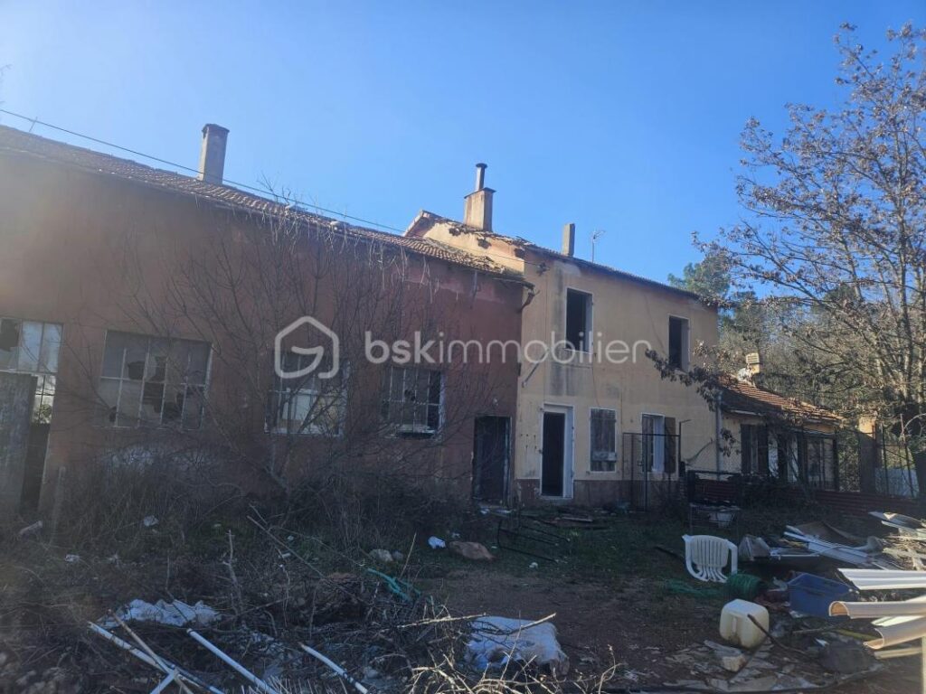 Propriété à rénover dans un cadre exceptionnel – Massif de la Sainte-Baume – 10 pièces – 6 chambres – 220 m²