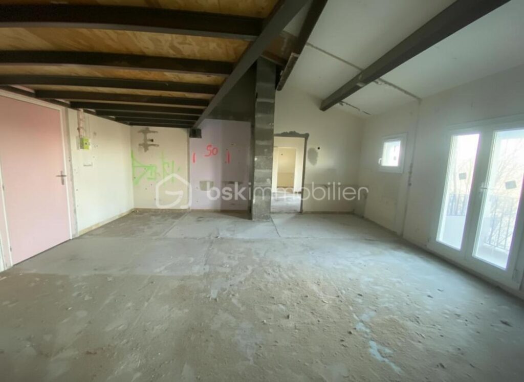 Appartement 3 pièces à restaurer entièrement de 100 m² avec mezzanine et balcon – Résidence avec ascenseur et parkings avec portail électrique sécurisé – Idéal résidence principale, résidence secondaire ou investisssement locatif – 3 pièces – NR chambres – 99 m²