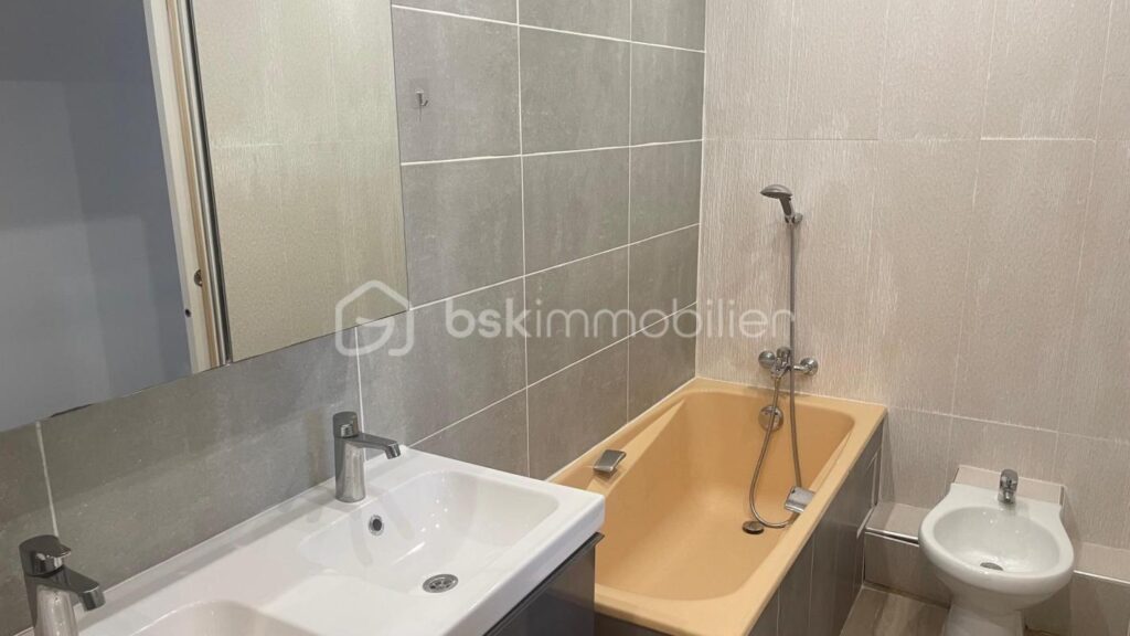 Vue imprenable sur Paris et la TOUR EIFFEL – Exposition SUD-Est – Grand Salon baigner de LUMIERE – 3 pièces – 2 chambres – 70 m²