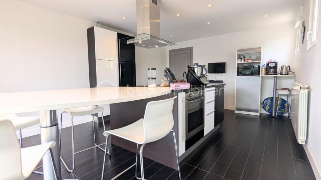 Élégante maison familiale avec piscine 220 m2 – vue imprenable – 8 pièces – 5 chambres – 220 m²