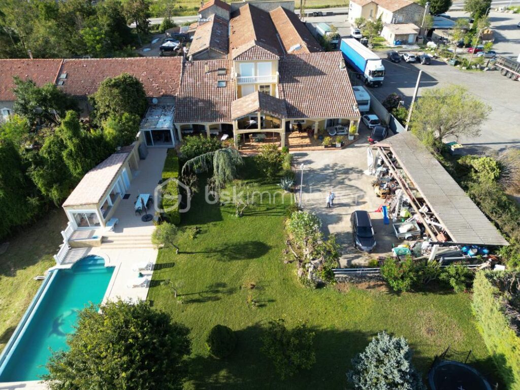 Villa, Gîte & 900 m² de Hangars à aménager – 16 pièces – 7 chambres – 340 m²