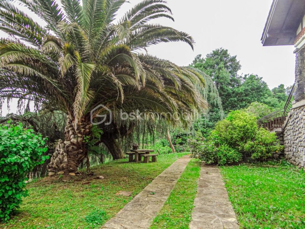 Maison traditionnelle de 240m² à rénover sur une parcelle de 2700m² face aux montagnes – 10 pièces – 7 chambres – 240 m²