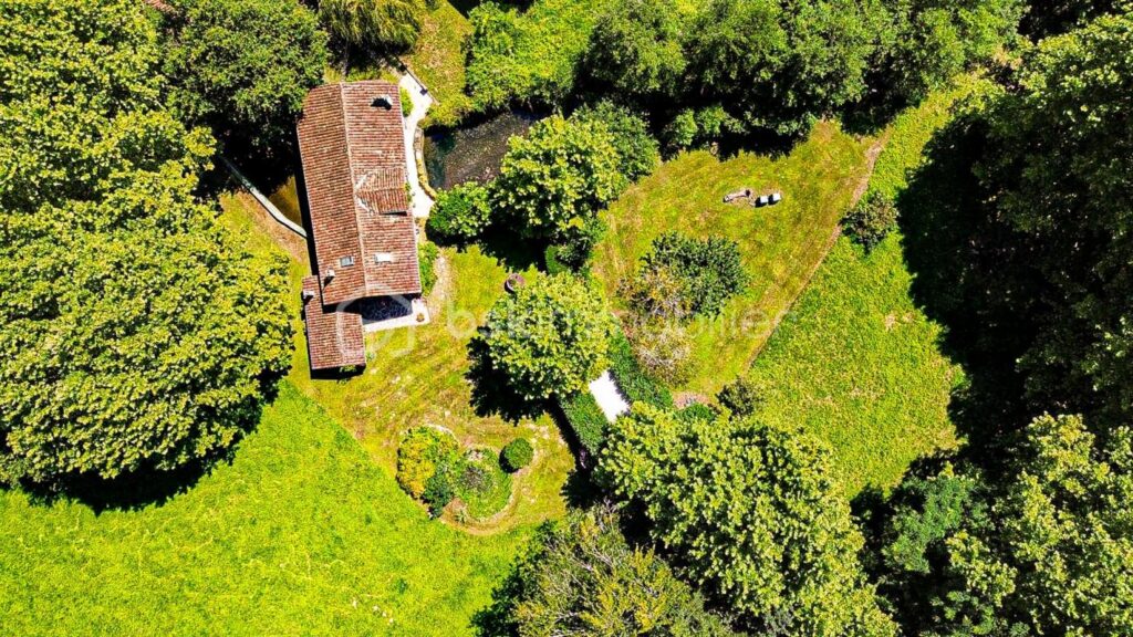 Ancien moulin sur un terrain plat de 8023m² proche du centre ville d’Hasparren ! – 6 pièces – 4 chambres – 128 m²