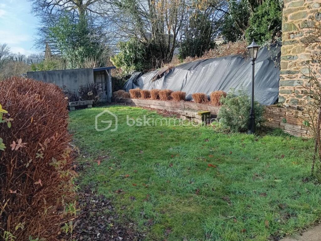 Maison habitable ** bourg callac** terrain**dépendances – 4 pièces – 2 chambres – 53 m²