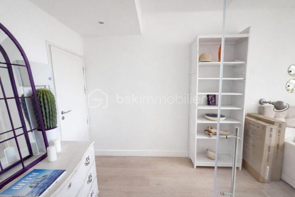 CANNES MONTROSE – STUDIO REFAIT A NEUF – VUE MER PANORAMIQUE – DERNIER ETAGE – 1 pièce – 1 chambre – 18 m²
