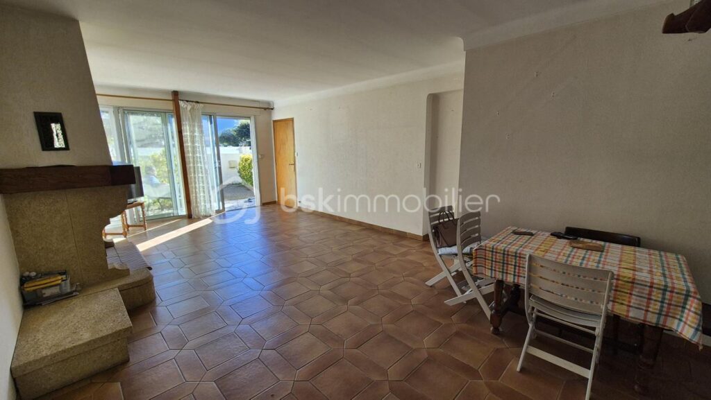 A VENDRE MAISON DEUX FACES TRAVERSANTE DE 152M² SUR TERRAIN DE 261M² A SAINT ANDRE – VUE SUR LES ALBERES – QUATRE CHAMBRES – GARAGE – CLIMATISATION REVERSIBLE – CHEMINEE – AUCUN VIS A VIS – 7 pièces – 4 chambres – 152 m²