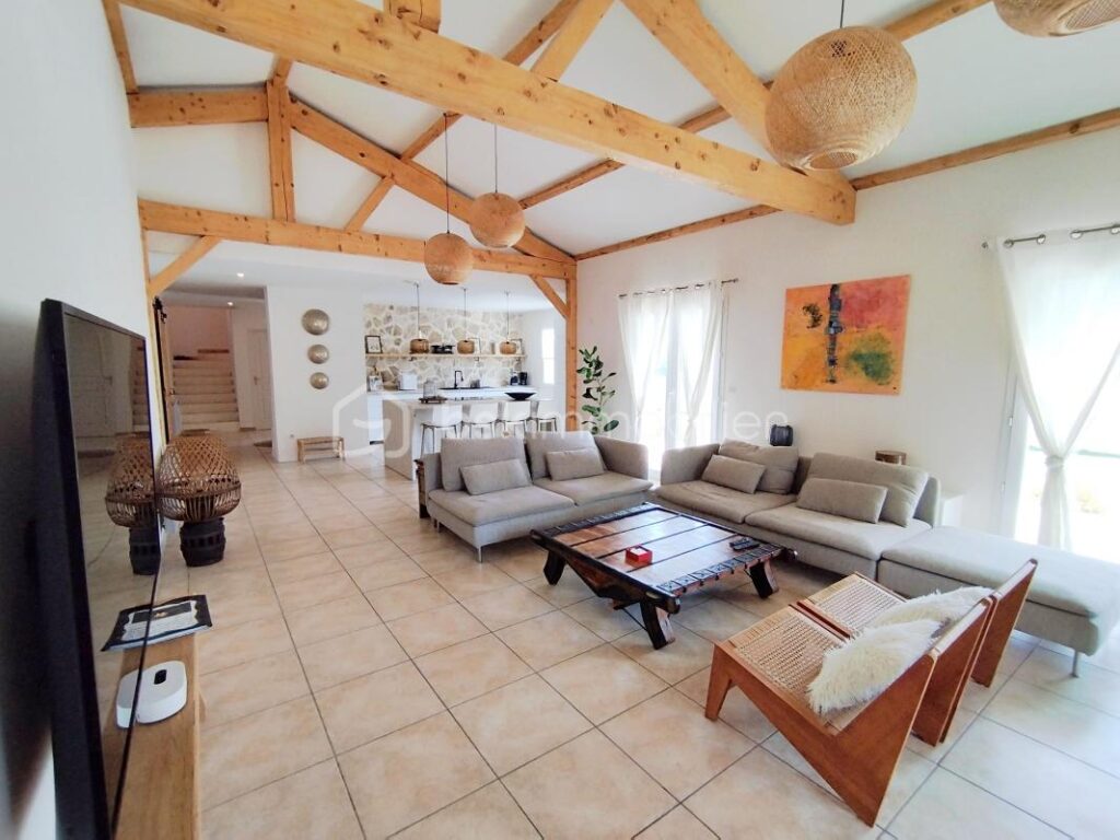 Villa avec un appartement sur 2000 m² de terrain – 8 pièces – 4 chambres – 219 m²