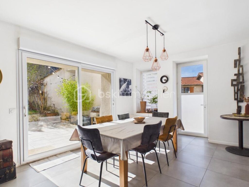 Maison de village – 5 pièces 148 m² – Jardin cocooning – 100 m² d’annexes – 5 pièces – 4 chambres – 148 m²