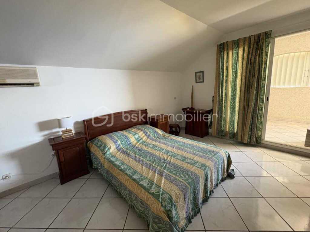 À vendre – Villa vue panoramique à St Gilles les bains – 5 pièces – 4 chambres – 230 m²