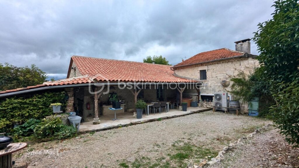 Domaine de charme 2 logements – 5 gîtes – piscine – NR pièces – 11 chambres – 390 m²