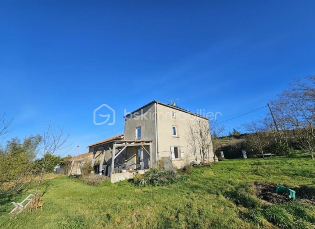 Ancien corps de ferme avec 4,7 hectares – Vue exceptionnelle – Proximité Roanne – 6 pièces – 5 chambres – 185 m²