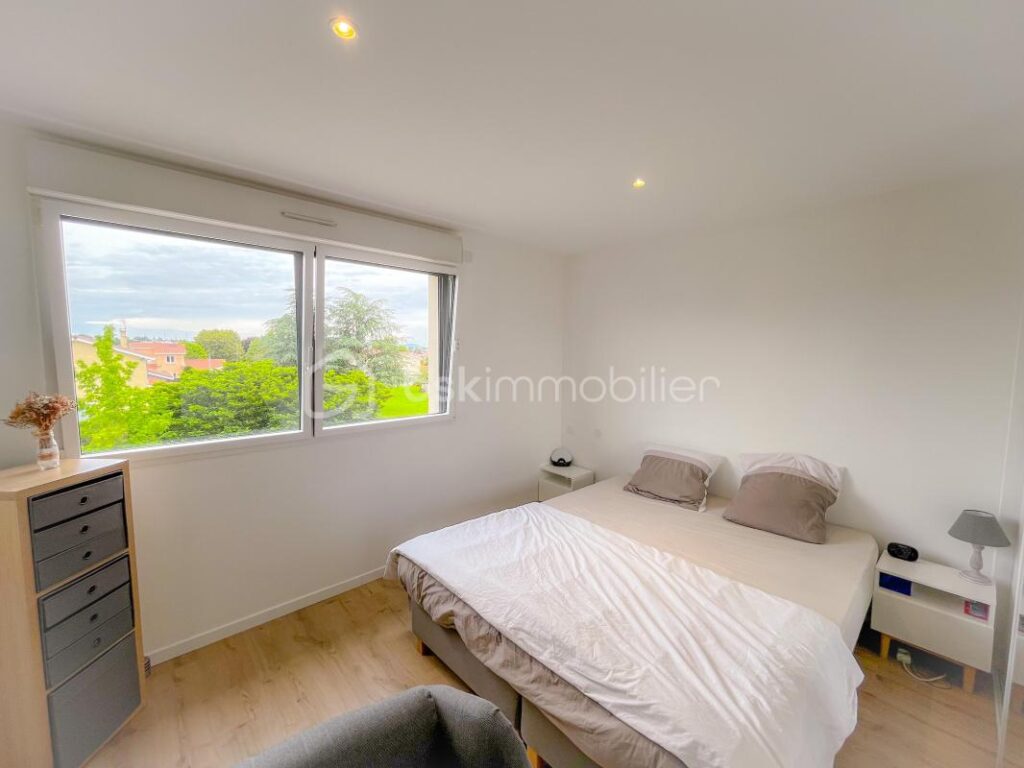 RARE – COMME UNE MAISON – DUPLEX T4 avec TERRASSE – 2 PARKING PRIVATIFS – POSSIBLE GARAGE EN SUS – AU CALME – VUE DEGAGEE – 4 pièces – 3 chambres – 93 m²