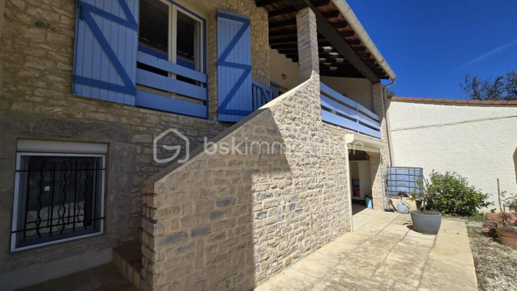 Grande maison divisée en deux appartements avec PISCINE ET VUE IMPRENABLE – 7 pièces – 5 chambres – 223 m²