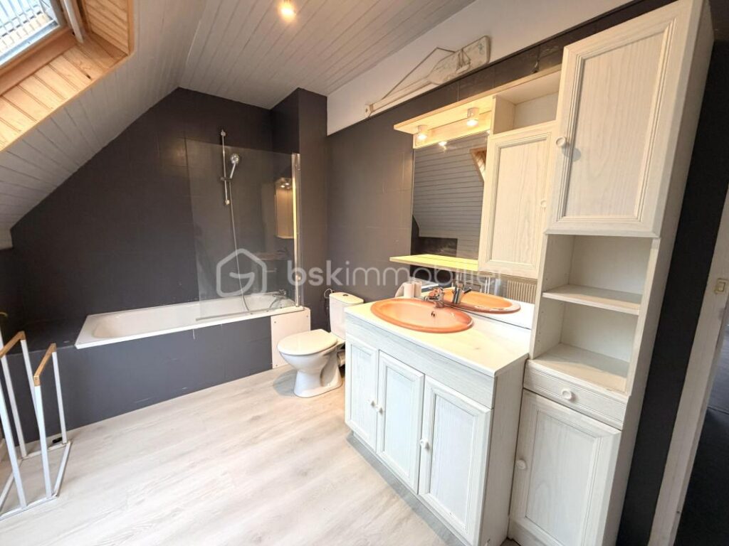Maison semi mitoyenne avec vue dégagée à 15 min à pied de la mer – 5 pièces – 3 chambres – 119 m²