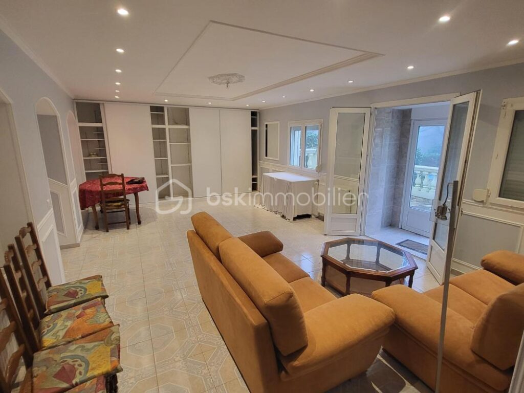 PROCHE VILLEDIEU-LES-POÊLES & A84 – MAISON DE STANDING AVEC PISCINE – 5 pièces – 4 chambres – 140 m²