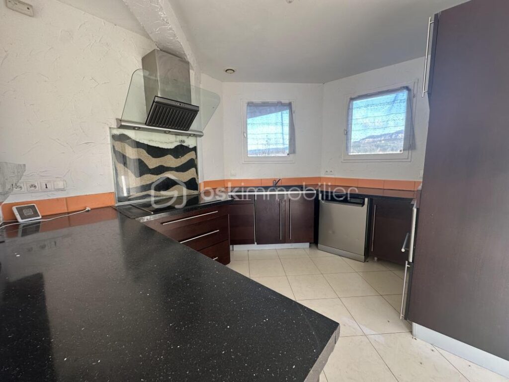 Maison individuelle à Domessin – 142,50 m² habitables – Terrain clos de 1 270 m² – 5 pièces – 3 chambres – 140 m²