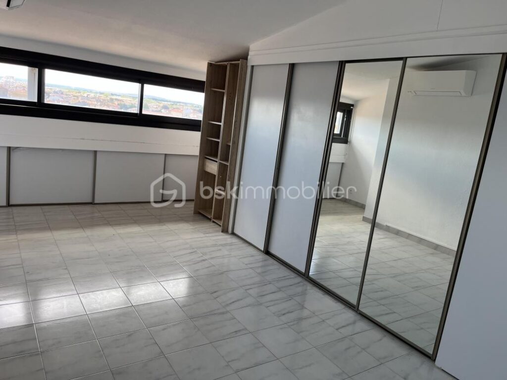 Valras-plage, centre-ville Appartement duplex T3 au 5 eme et dernier étage avec ascenseur possibilité d’acquérir un garage – 3 pièces – 2 chambres – 53 m²