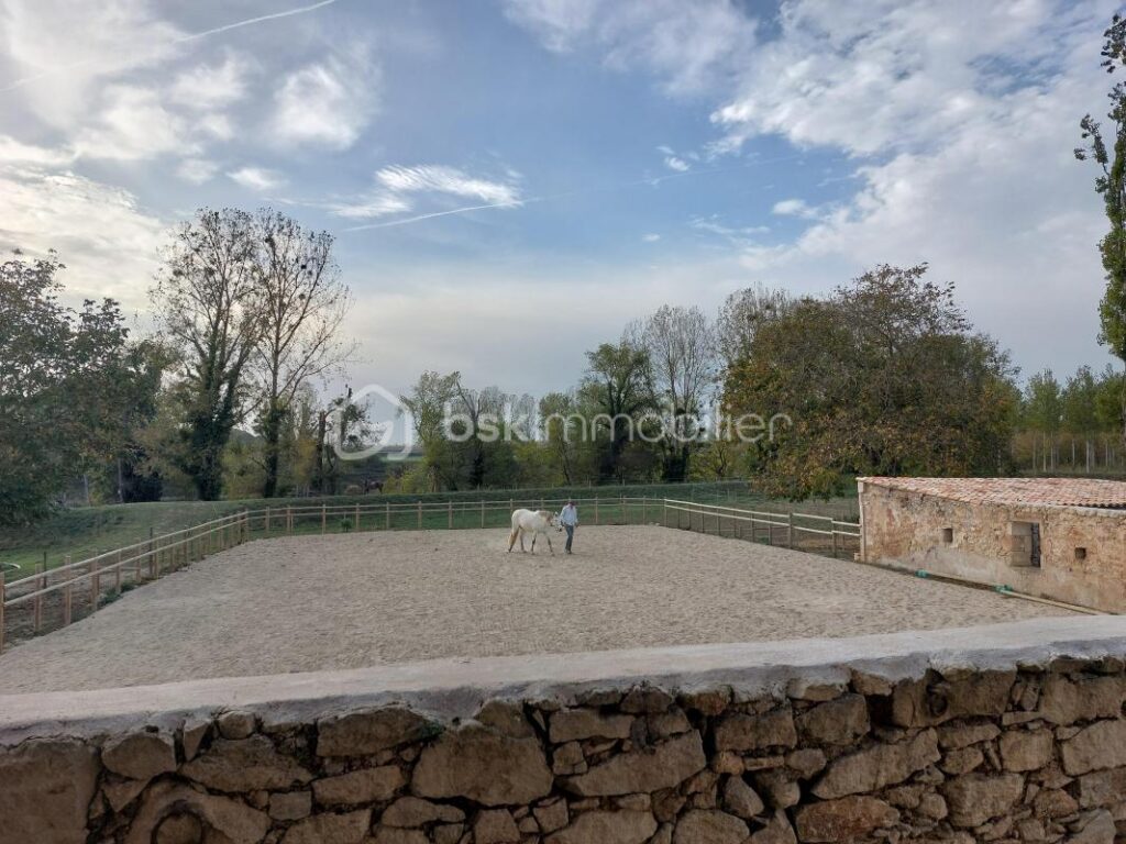 Maison 242m2 avec installations équestre, terrain 8000m2 – 7 pièces – 4 chambres – 242 m²