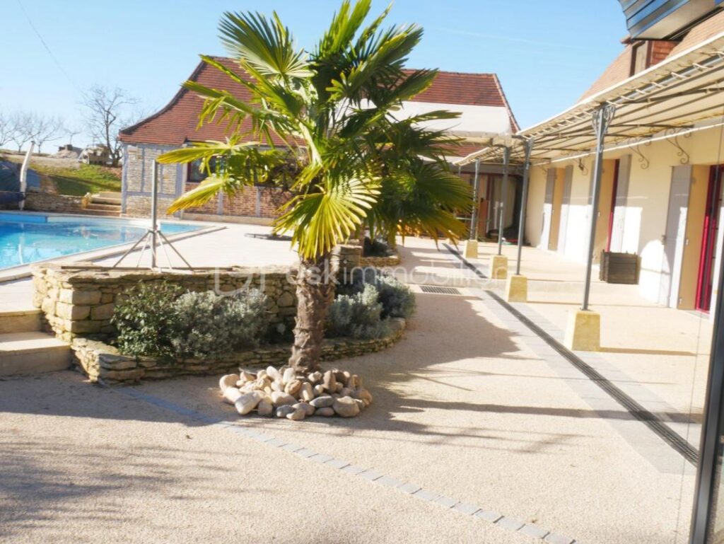 ANCIENNE FERME RÉNOVÉE – 7 pièces – 5 chambres – 316 m²