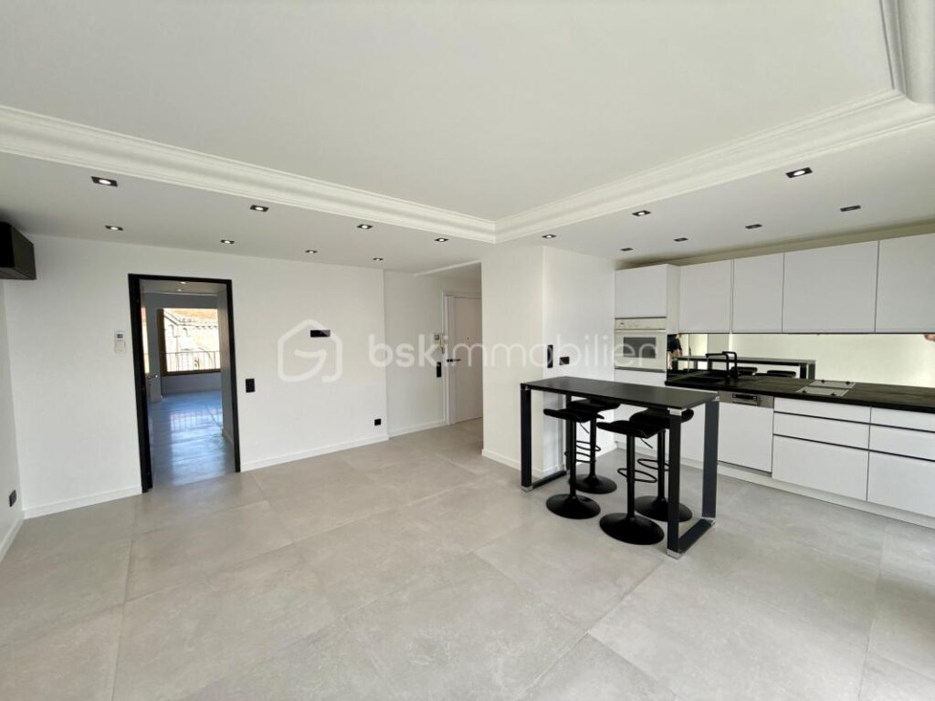 CANNES CROISETTE – APPARTEMENT 2 PIECES – 53M² – TERRASSE 12M² – VUE MER ET PALAIS DES FESTIVALS – PARKING – 2 pièces – 1 chambre – 49 m²