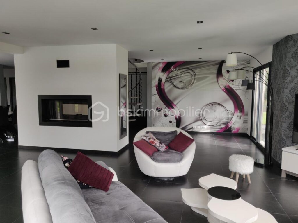 Maison avec piscine – 6 pièces – 3 chambres – 197 m²