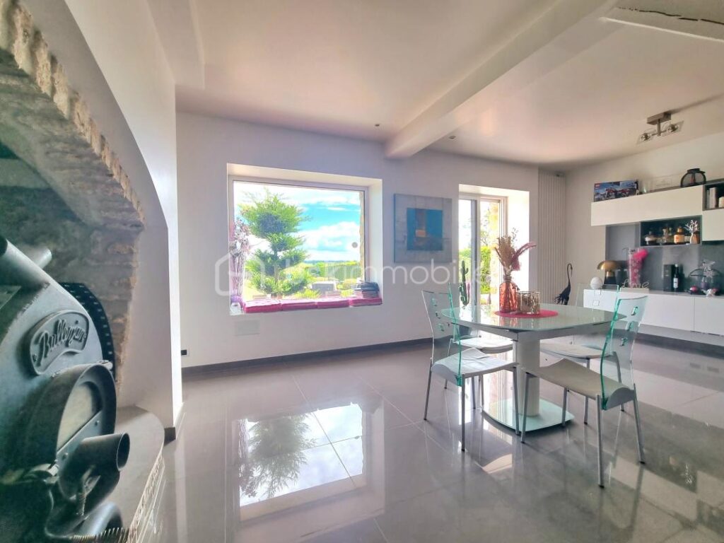 CHARMANTE MAISON EN PIERRE, 8 PIÈCES, 4 CHAMBRES, GARAGE, ANNEXES, PISCINE !!! – 8 pièces – 4 chambres – 245 m²