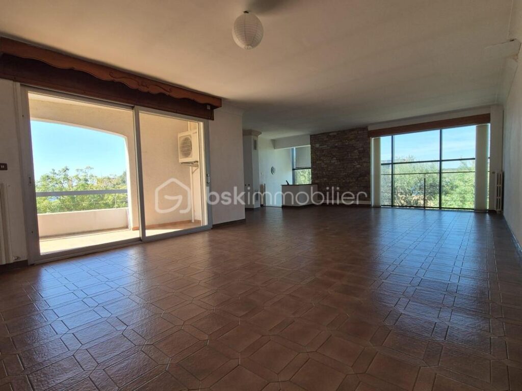 Villa d’architecte – Vue Étang de Thau – 310 m² + logement indépendant – Terrain 1 000 m² – 10 pièces – 5 chambres – 309 m²