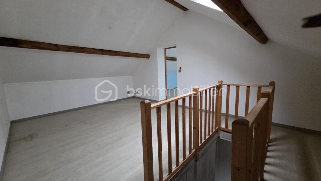 Bogny-sur-Meuse : Ensemble immobilier polyvalent divisé en 2 maisons avec belle vue dégagée sur la Meuse – 7 pièces – 4 chambres – 126 m²