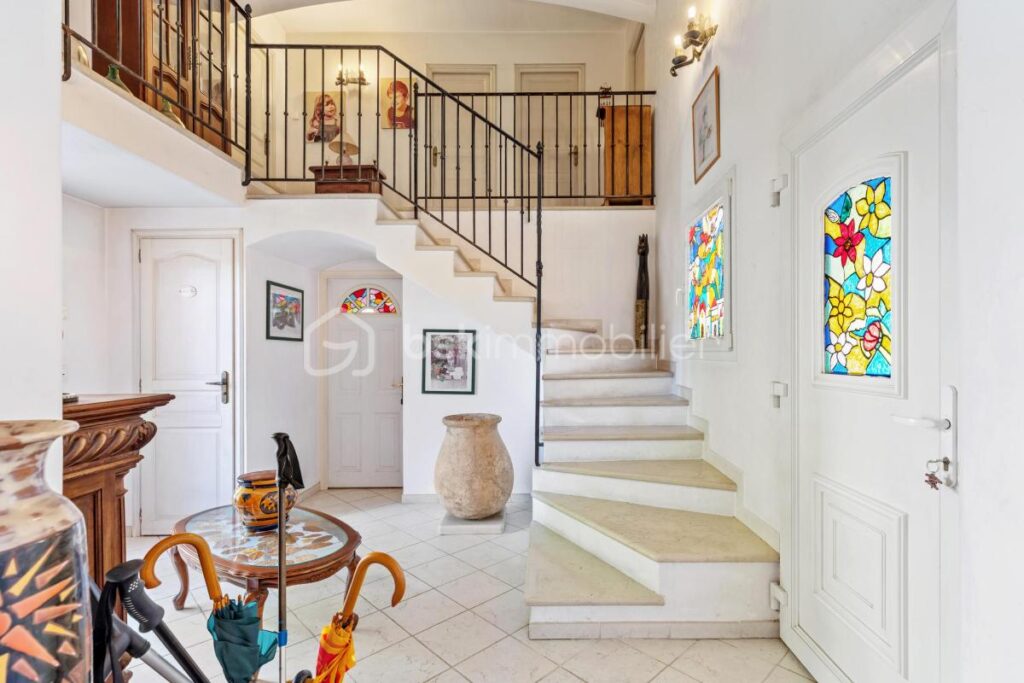 LA COLLE-SUR-LOUP – QUARTIER MONTFORT – VILLA 5 PIECES AVEC VUE DÉGAGÉE ET GRAND TERRAIN PISCINABLE – 5 pièces – 4 chambres – 167 m²