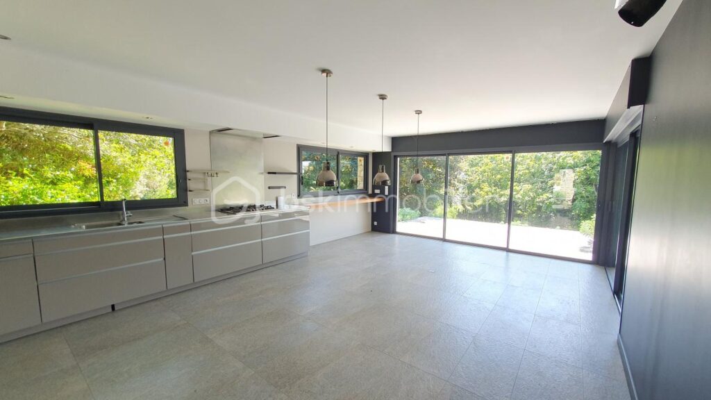 Maison 10 pièces de 210 m² – 10 pièces – 5 chambres – 210 m²