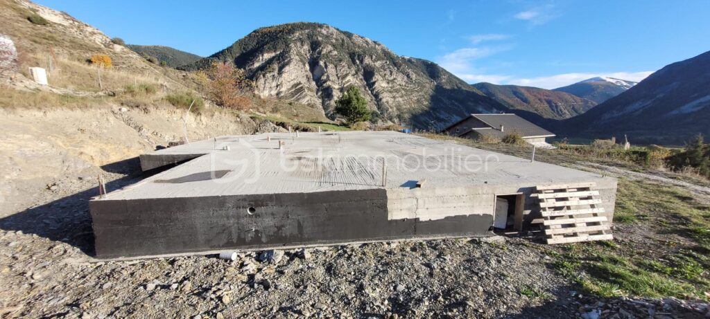 TERRAIN EMPLACEMENT EXCEPTIONNEL + SOUBASSEMENT DEJA CREE – NR pièces – NR chambres – 1681 m²
