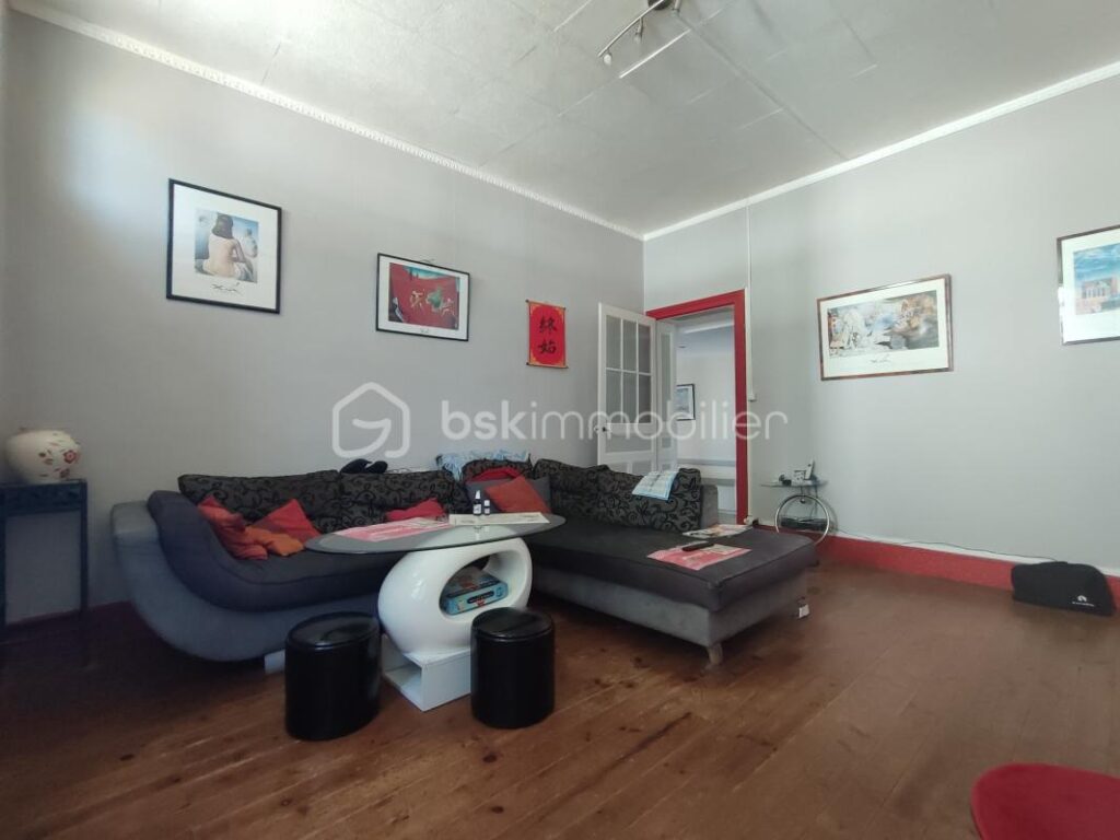 MAISON AVEC PISCINE ET GRAND TERRAIN – 7 pièces – 3 chambres – 200 m²