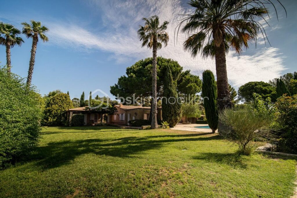 Magnifique propriété avec maison principale, dépendance et maison de gardien – Potentiel d’agrandissement – 11 pièces – 7 chambres – 350 m²