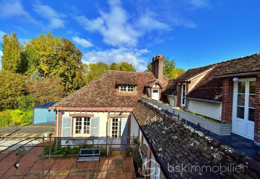 Magnifique propriété de charme du milieu XIXème, offrant 3 maisons pour une surface habitable de 487m2 au total – NR pièces – 12 chambres – 487 m²