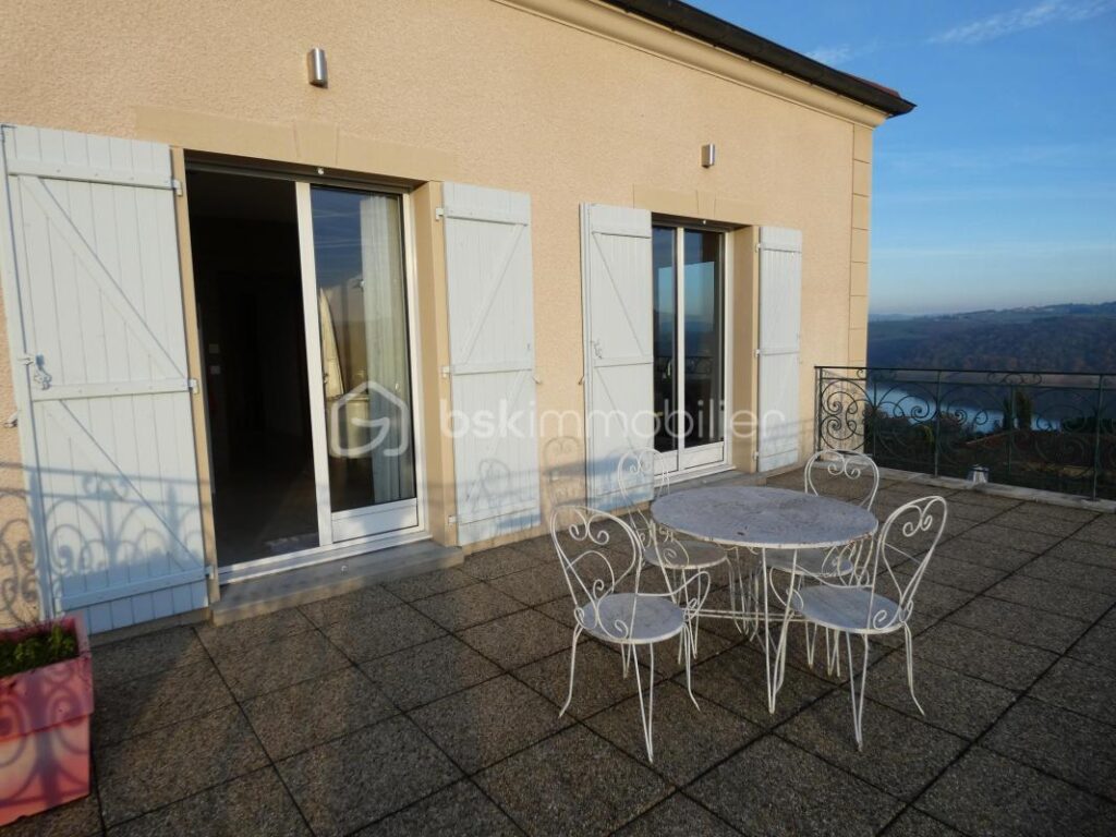 A proximité de Roanne, Villerest 42300, superbe maison de caractère, 9 pièces, 6 chambres, cadre de vie exceptionnel et vue panoramique sur le lac de VILLEREST – 9 pièces – 6 chambres – 377 m²