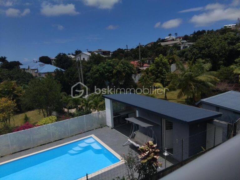 Villa avec piscine jacuzzi et jardin à l’île de la Réunion – 7 pièces – 4 chambres – 171 m²